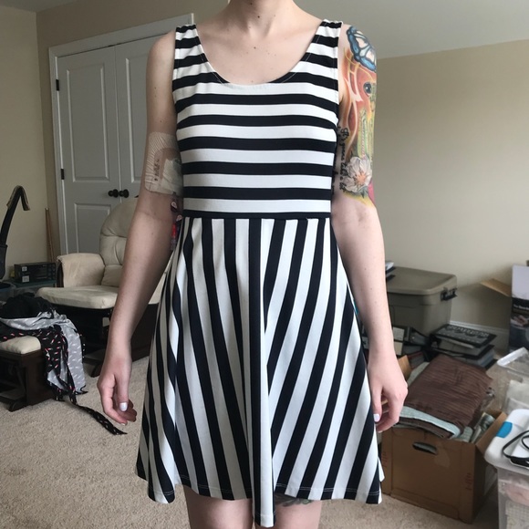 H&M Dresses & Skirts - ‼️FREE with Purchase‼️